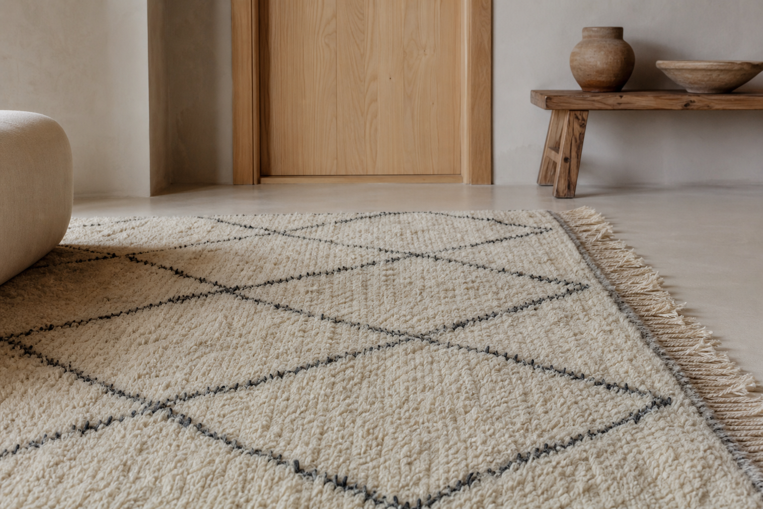 Tapis berbère en laine écrue à motifs géométriques noirs